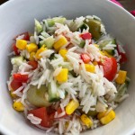 Salade de riz, tomates, concombres, maïs, persil