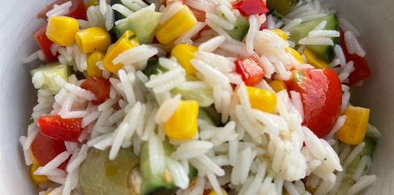 Salade de riz, tomates, concombres, maïs